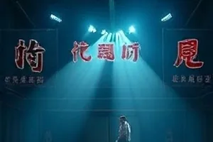 《碎片拼图》封面，桌面上散开的拼图碎片