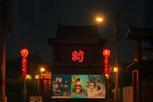 《雨夜书店》封面，雨夜街角亮着灯的书店橱窗
