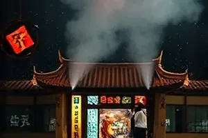 《长夜灯火》封面，深夜医院走廊的暖色灯光